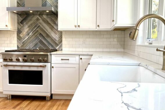 wooden-stove-back-splash-with-white-backsplash -and-white-countertops-with-sink