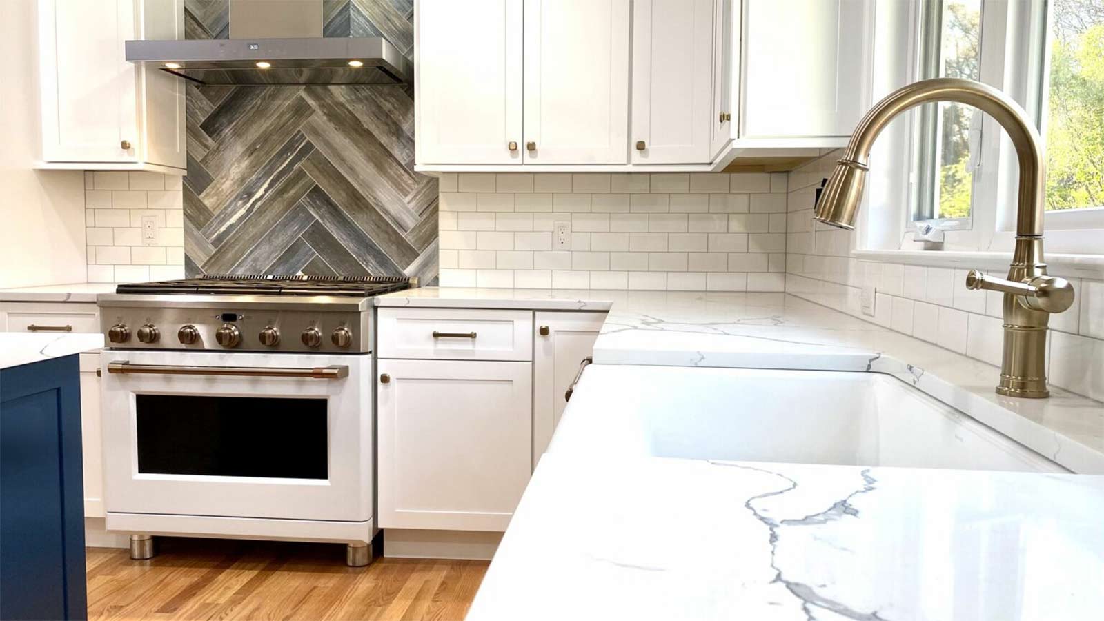 wooden-stove-back-splash-with-white-backsplash -and-white-countertops-with-sink